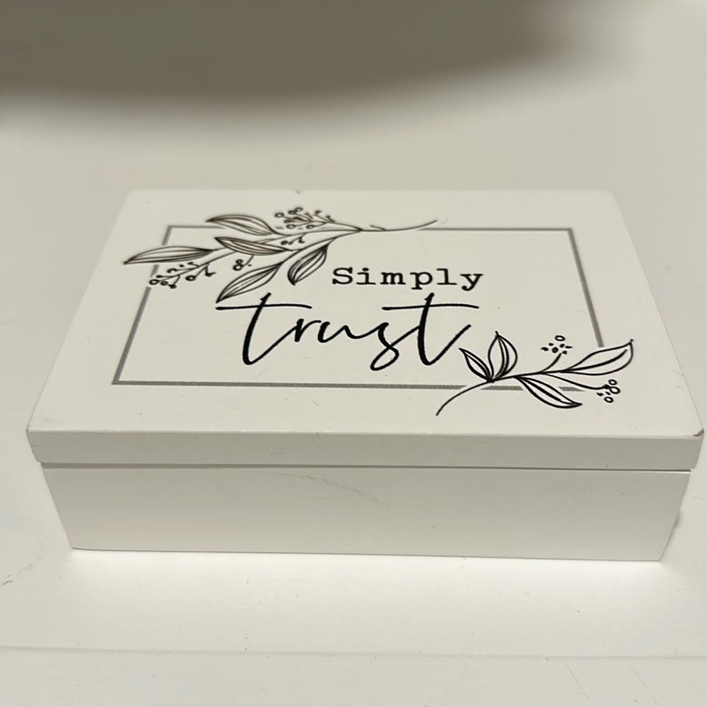 CUTE HOBBY LOBBY TABLE DECOR SMALL BOX. ABOUT 4.75”x3.5”